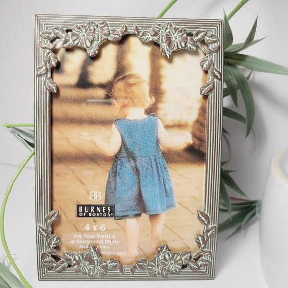 Burnes of Boston 4x6 Metal Picture Frame – Antique Silver with Green Patina Ivy - Picture 2 of 5
